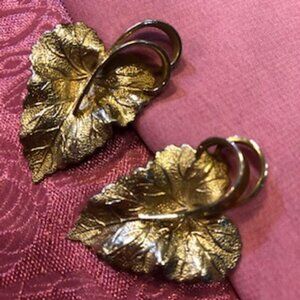 Vintage 1950s 1960s Gold Tone Leaf and Loop Clip Earrings